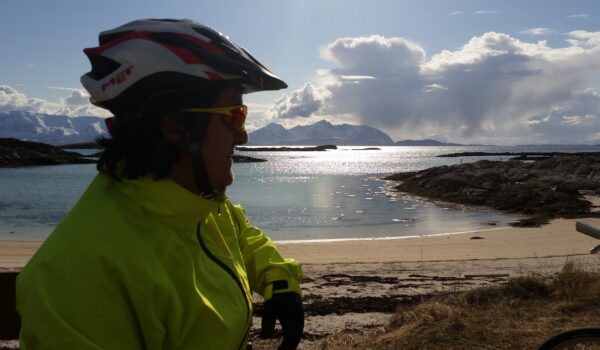 Sør-Senja på elsykkel i midnattssol